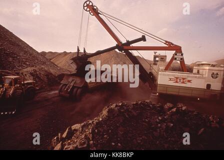 Striscia di operazioni di data mining presso la miniera di Navajo degli Utah costruzione e la compagnia mineraria. La Miniera Navajo servizi i quattro angoli Impianto di generazione. Immagine cortesia archivi nazionali, Arizona, 1973. Foto Stock