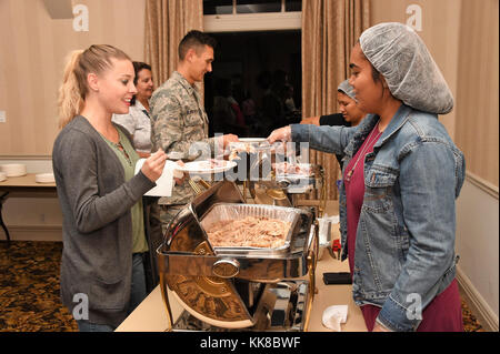 La 61aria Gruppo di base a Los Angeles Air Force Base ha ospitato la vacanza annuale festa di famiglia e uno speciale riconoscimento del volontariato presso il Fort MacArthur Community Center di San Pedro in California Nov 16, 2017. Durante il pasto, comandante Jerome Ginsberg è stato riconosciuto dal Col Charles Roberts, 61st Air Base Wing Commander, Los Angeles AFB per i suoi diciassette anni di lavoro con i giovani militari- dependents come istruttore di arti marziali qui a LA AFB. Foto Stock