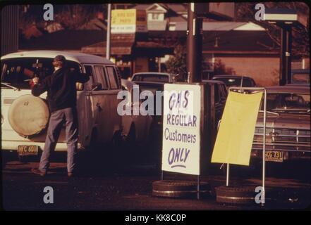 Lo stato dell'Oregon aveva un sistema di bandiera in aggiunta al suo sistema di pari-dispari di allocazione di benzina. Immagine cortesia archivi nazionali, 1973. Foto Stock