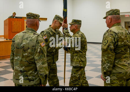 Brig. Il Gen. Scott Perry, assistente generale, passa il Fort Indiantown Gap National Guard Training Center, Pennsylvania Army National Guard, Colors al comandante entrante Lt. Col. Lane Marshal novembre 18 durante la cerimonia di cambio di comando dell'installazione a Fort Indiantown Gap, Pa. (USA Army National Guard foto di Sgt. Zane Craig) Foto Stock