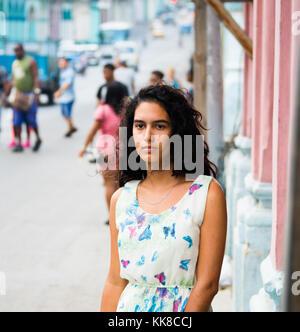 Donna cubana sulla strada a l'Avana, Cuba Foto Stock