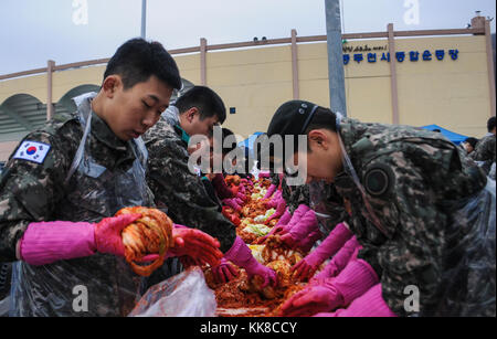 Soldati dal 125th meccanizzata del battaglione di fanteria, XVI Repubblica di Corea esercito divisione di fanteria, durante il 2017 Dongducheon Centro di volontariato Kimchi annuale evento di beneficenza a Dongducheon multi stadio complessa, Dongducheon, Repubblica di Corea, nov. 22, 2017. All'evento, i soldati delle due eserciti, insieme con le comunità locali, fatta di Kimchi che sono stati distribuiti ai cittadini locali che erano nel bisogno. (U.S. Esercito Foto di Sgt. Michelle U. Blesam, 210th FA Bde Affari pubblici) Foto Stock