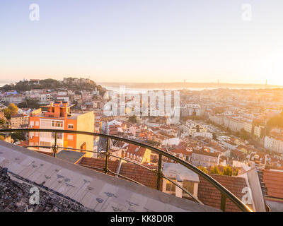 Lisbona, Portogallo - 19 novembre 2017: cityscape di Lisbona, Portogallo, al tramonto di un giorno di novembre, come si vede dal belvedere della Madonna del Colle viewp Foto Stock