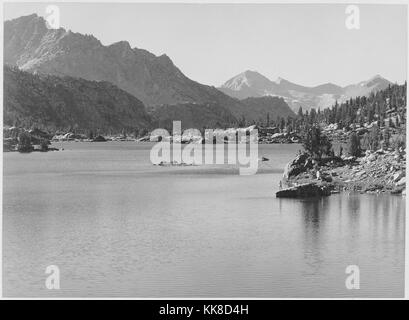 Una fotografia in bianco e nero di rac lago a King Canyon National Park, la fotografia proviene da una serie prese di Ansel Adams in collaborazione con la Sierra Club nel tentativo di avere King Canyon designato come un parco nazionale, hanno trovato il successo nel 1940 quando la normativa è stata passata che istituisce King Canyon National Park, Stati Uniti, 1936. Foto Stock