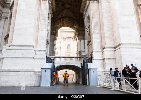 Vaticano, 19 Novembre 2017: Guardie Svizzere in piedi da un cancello a Saint Peters Square. Foto Stock