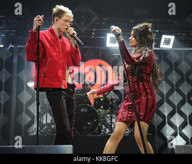 SUNRISE, FL - DICEMBRE 18: Machine Gun Kelly, Camila Cabello partecipa Y100's iHeartRadio Jingle Ball 2016 al BB&T Center il 18 Dicembre 2016 a Sunrise, Florida persone: Machine Gun Kelly, Camila Cabello Foto Stock