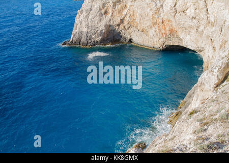 Un parzialmente sommerso grotta in Lefkada Island, Grecia Foto Stock