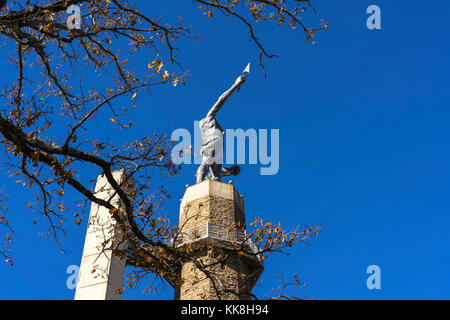La statua di vulcan a Vulcan Park di Birmingham, al. si eleva alto contro un nitido, caduta blu cielo. Foto Stock