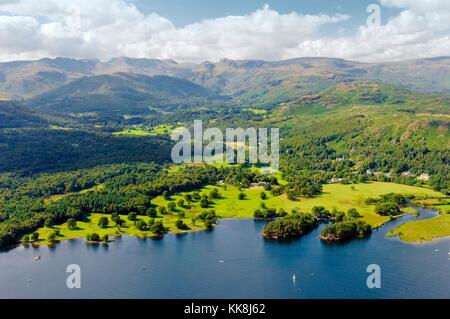 Antenna su north end di Windermere verso il Langdale Pikes. Parco Nazionale del Distretto dei Laghi, Cumbria, Inghilterra. Regno Unito. Foto Stock