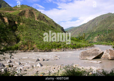 Paesaggio sul fiume Sutlej. Il più lungo dei cinque affluenti del fiume Indo. Himachal Pradesh Foto Stock