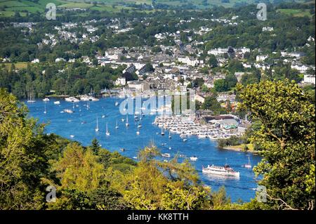 Windermere. Parco Nazionale del Distretto dei Laghi, Cumbria, Inghilterra. Oltre N.E. Bowness on Windermere ormeggi delle barche da sopra lontano Sawrey Foto Stock