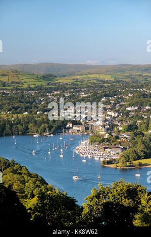 Windermere. Parco Nazionale del Distretto dei Laghi, cumbria, Inghilterra. n.e. oltre Bowness on Windermere ormeggi delle barche da sopra lontano sawrey Foto Stock