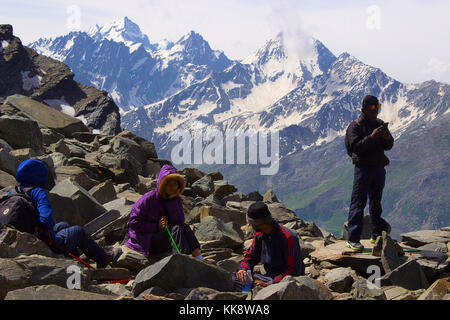Gli escursionisti riposano nel mezzo della montagna rocciosa. Himachal Pradesh, India settentrionale Foto Stock