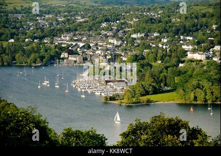 Windermere. Parco Nazionale del Distretto dei Laghi, Cumbria, Inghilterra. Oltre N.E. Bowness on Windermere ormeggi delle barche da sopra lontano Sawrey Foto Stock