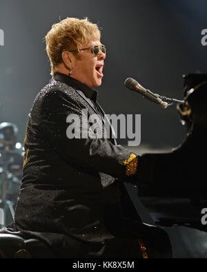 ESTERO FL - 9 MARZO: Elton John si esibisce nel meraviglioso Crazy Night Tour alla Germain Arena. Sir Elton Hercules John, CBE è un cantante, compositore e compositore inglese. Ha lavorato con il paroliere Bernie Taupin come suo partner di scrittura dal 1967; hanno collaborato a più di 30 album fino ad oggi il 9 marzo 2016 a estero, Florida. Persone: Elton John T. Foto Stock