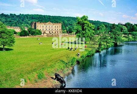 Chatsworth House vicino a Bakewell nel parco nazionale di Peak District, Derbyshire, Inghilterra. home dei duchi di Devonshire. Foto Stock