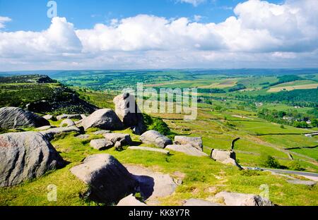 Parco Nazionale di Peak District. Paesaggio di calcare al di sotto della macina graniglia rocce di bordo Curbar, NE DI Bakewell, Derbyshire, in Inghilterra. Foto Stock