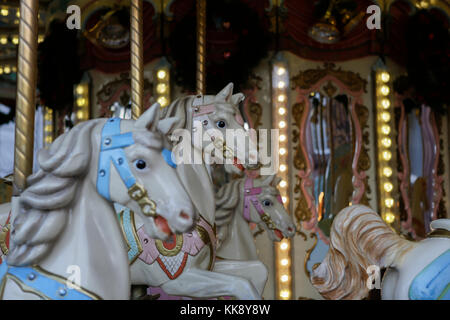 Francoforte, Germania. 28 Nov 2017. Primo piano di alcuni posti a sedere a cavallo su un vecchio carosello per bambini nella piazza centrale di Paulsplatz. Come uno dei più antichi mercatini di Natale in Germania, il mercatino di Natale di Francoforte si tiene ogni anno al tempo dell'Avvento. E' inoltre, con circa 3 milioni di visitatori, uno dei più grandi mercatini di Natale della Germania. Credit: Michael Debets/Pacific Press/Alamy Live News Foto Stock