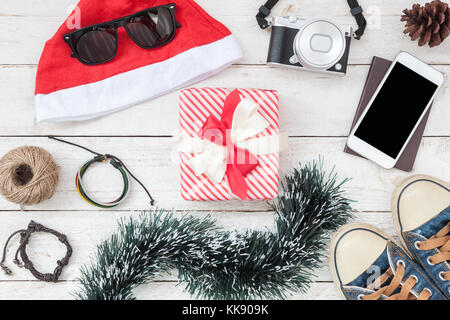 Lay piatto immagine aerea di decorazioni e ornamenti di buon Natale e felice anno nuovo concetto di sfondo.vari accessori sul moderno rustico in legno di colore bianco Foto Stock