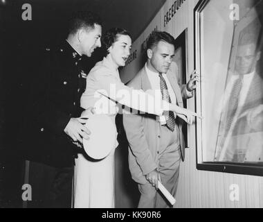 Fotografia di Lt. Col. Scott, USMC, Elizabeth Bukowsky, e John F. (Mike) Simmons in anteprima ufficiale della libertà treno presentano. Immagine cortesia archivi nazionali, 1949. Foto Stock