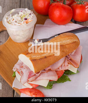 Ham sub sandwich made con formaggio, pomodori e lattuga Foto Stock