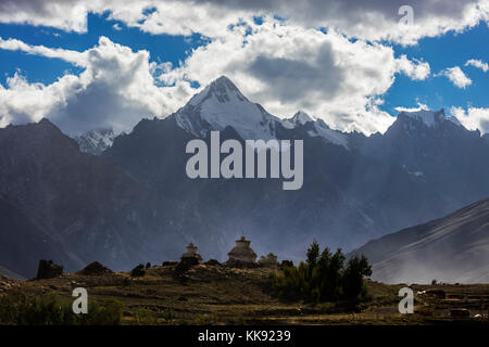 Vette himalayane e gli stupa un una cresta vicino monastero KARSHA nel STOD River Valley - ZANSKAR, Ladakh, INDIA Foto Stock