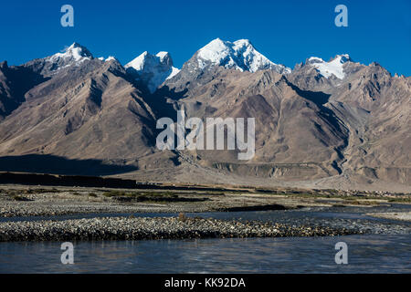 Vette himalayane salire al di sopra del STOD River Valley - ZANSKAR, Ladakh, INDIA Foto Stock