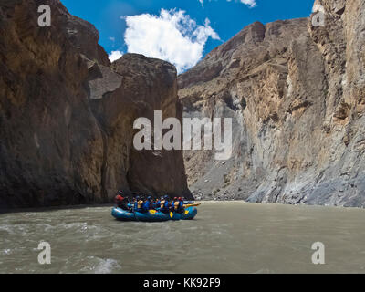 Rafting sul fiume verso il basso la ZANSKAR River Gorge considerato il Grand Canyon dell'Himalaya - ZANSKAR, Ladakh, INDIA Foto Stock