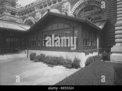 Fotografia in bianco e nero che mostra il dettaglio dall'ingresso anteriore degli Stati Uniti in materia di immigrazione alla stazione di Ellis Island, da Edwin Levick, Ellis Island, New York, 1907. Dalla Biblioteca Pubblica di New York.
