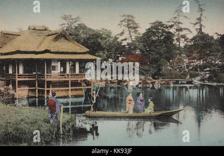 Mano fotografia colorata raffiguranti donne asiatiche in kimono, tre su una barca, uno sulla riva, tea house in background, 1920. Dalla Biblioteca Pubblica di New York. Foto Stock