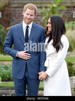 Foto deve essere accreditato ©Alpha premere 079965 27/11/2017 il principe Harry e Meghan Markle Photocall di impegno nel giardino affondata al Kensington Palace di Londra. Foto Stock