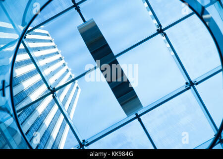 Moderno edificio di vetro si vede attraverso il soffitto di vetro. Foto Stock