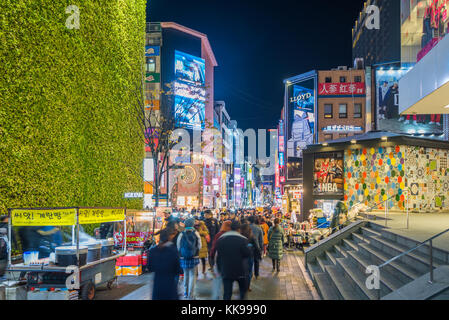 SEOUL, COREA DEL SUD - 26 NOVEMBRE 2017 : persone che camminano nella via dello shopping di notte di Myeong-dong, Seoul, Corea del Sud Foto Stock