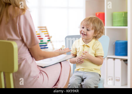 Psicologo infantile lavora con kid boy Foto Stock