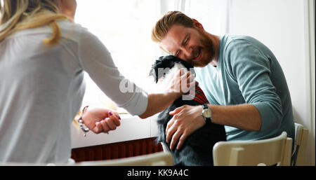 Bella giovane in un momento di relax a casa e di amare il loro cane Foto Stock