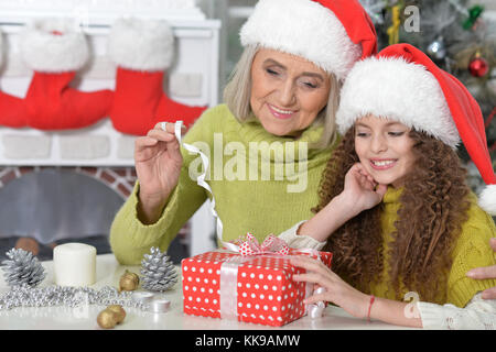 La ragazza con la nonna celebrare il Natale Foto Stock