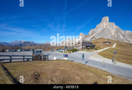 Passo Giau, Italia ottobre 19, 2017 - paesaggio autunnale al Passo Giau con il famoso ra gusela,nuvolau picchi in background, dolomiti, italia. Foto Stock