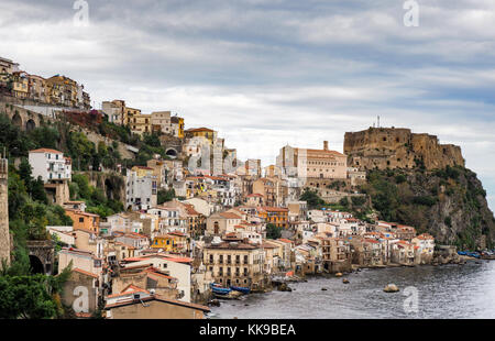 Bella città costiera Scilla in Italia meridionale, catturata nel novembre 2017 Foto Stock