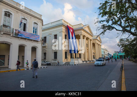 Bandiera cubana appesa al Palacio Provincial dopo la morte di Fidel Castro, Parque Vidal, Santa Clara, Cuba, Indie occidentali, Caraibi, America centrale Foto Stock