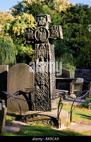 Celtic una croce cristiana in eyam sagrato nella peste villaggio di eyam, Derbyshire, parco nazionale di Peak District, Inghilterra. Foto Stock