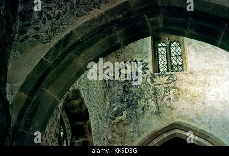 Medievale pittura murale che mostra le scimmie e alberi tropicali nella cappella di famiglia di Haddon Hall, Derbyshire, in Inghilterra. Foto Stock