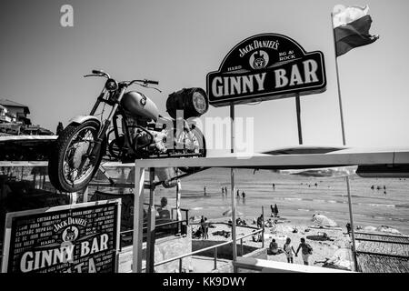 Sozopol, Bulgaria - 24 agosto 2017: ginny bar sulla spiaggia pubblica di un antica città balneare sul mar nero il litorale bulgaro del Mar Nero. nero e wh Foto Stock