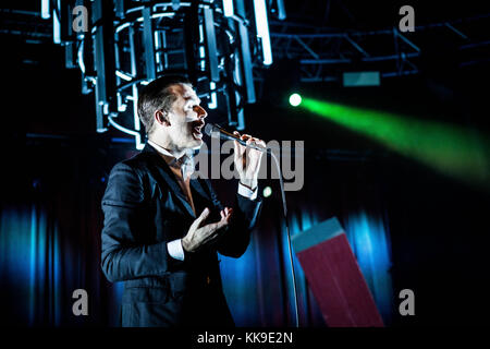 Milano, Italia. 28 nov, 2017. Theo hutchcraft degli inglesi synth duo pop hurts raffigurata sul palco come si esibiscono dal vivo a fabrique milano italia. Credito: Roberto finizio/Pacific press/alamy live news Foto Stock