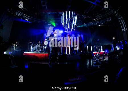 Milano, Italia. 28 nov, 2017. l'inglese synth duo pop hurts raffigurata sul palco come si esibiscono dal vivo a fabrique milano italia. Credito: Roberto finizio/Pacific press/alamy live news Foto Stock