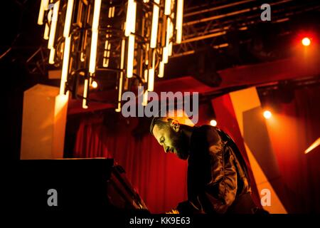 Milano, Italia. 28 nov, 2017. Adam anderson dell'inglese synth duo pop hurts raffigurata sul palco come si esibiscono dal vivo a fabrique milano italia. Credito: Roberto finizio/Pacific press/alamy live news Foto Stock