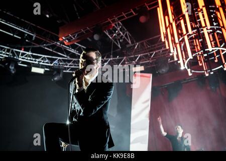 Milano, Italia. 28 nov, 2017. Theo hutchcraft degli inglesi synth duo pop hurts raffigurata sul palco come si esibiscono dal vivo a fabrique milano italia. Credito: Roberto finizio/Pacific press/alamy live news Foto Stock