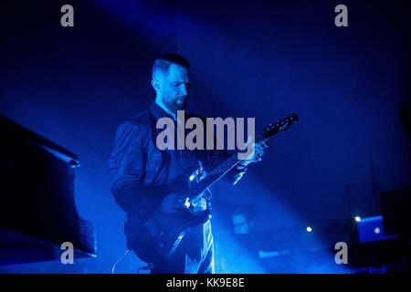 Milano, Italia. 28 nov, 2017. Adam anderson dell'inglese synth duo pop hurts raffigurata sul palco come si esibiscono dal vivo a fabrique milano italia. Credito: Roberto finizio/Pacific press/alamy live news Foto Stock