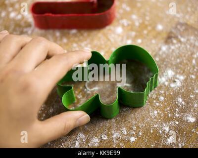 Immagine ravvicinata di una persona che entra in contatto in plastica cutter cookie Foto Stock