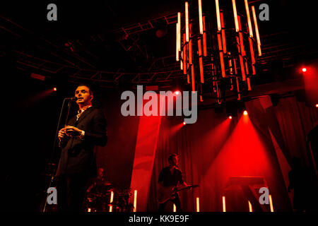 Milano, Italia. 28 nov, 2017. Theo hutchcraft degli inglesi synth duo pop hurts raffigurata sul palco come si esibiscono dal vivo a fabrique milano italia. Credito: Roberto finizio/Pacific press/alamy live news Foto Stock