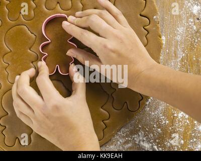 Immagine ravvicinata di mano umana cookie cutter Foto Stock